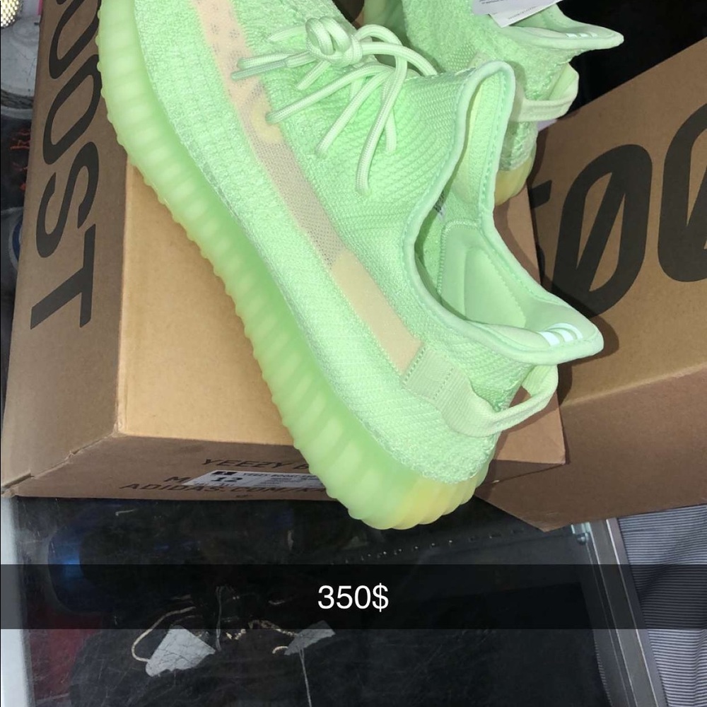 Yezzy 350 glow in the darks used 300$ dollars